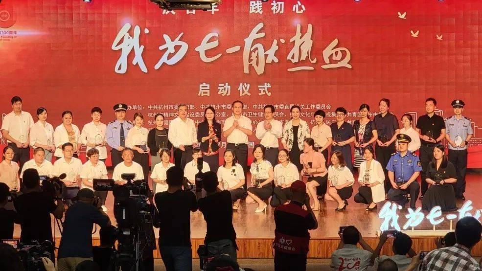 深入了解大学生在校应该穿着朴素还是彰显个性?的最佳红迪网平台